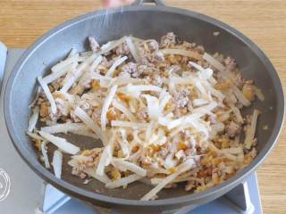 6、萝卜糕12m+,放入白萝卜丝，炒软，撒入少量盐，翻炒搅拌之后出锅~