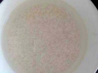 2、胡萝卜米粥,大米泡20分钟左右