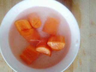 3、胡萝卜米粥,胡萝卜切块加大米一起