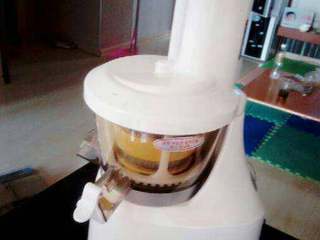 4、胡萝卜米粥,放入榨汁机研磨