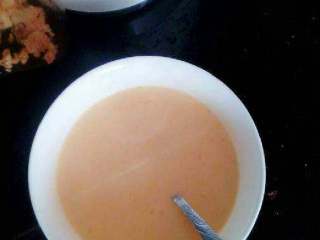 6、胡萝卜米粥,将磨好的汁装碗里就行了