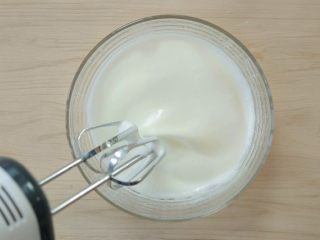 1、香甜小饼干，宝宝最爱！,再加入5g的细砂糖，用打蛋器打发至细腻的干性发泡状态。