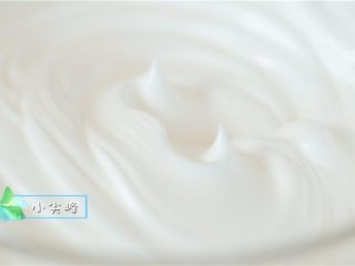 2、香甜小饼干，宝宝最爱！,倒入最后5g细砂糖，打发至硬性发泡状态，妈妈们把打蛋器提起来，有明显立挺的小尖峰就说明鸡蛋清已经打好啦