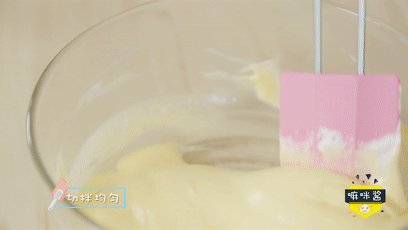 3、香甜小饼干，宝宝最爱！,在蛋黄糊中加入一半打发好的蛋清，切拌均匀。妈妈们要注意这个切拌的手法如上图