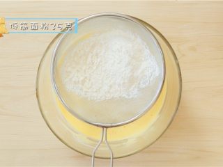 4、香甜小饼干，宝宝最爱！,筛入35g低筋面粉 ，切拌均匀