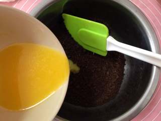 1、不用烤箱的甜点―奥利奥芒果慕斯,加入黄油翻拌均匀