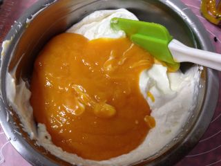 4、不用烤箱的甜点―奥利奥芒果慕斯,将芒果蓉、吉利丁液倒入淡奶油里