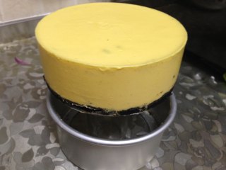 6、不用烤箱的甜点―奥利奥芒果慕斯,慕斯脱模时，用一个杯子支撑模具底部，用电吹风在模具四周吹或是用热毛巾在模具四周稍微捂一会，慢慢将模具向往下推，蛋糕就出来啦