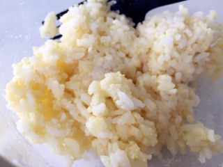 2、肉松小鸡饭团—带给宝宝更多有趣的童年回忆,把鸡蛋黄和米饭搅拌均匀