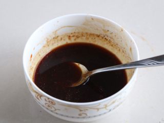 5、土豆烧香菇,酱汁：生抽2勺 蚝油1勺 香醋2勺 番茄酱2勺 盐半勺 白糖1勺 加适量清水调成汁；