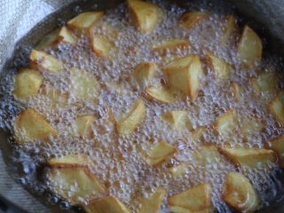 6、土豆烧香菇,土豆油温5成热，炸至金黄色；