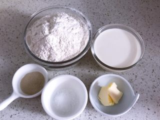 1、吉祥如意芝士料理餐包,备齐所用材料