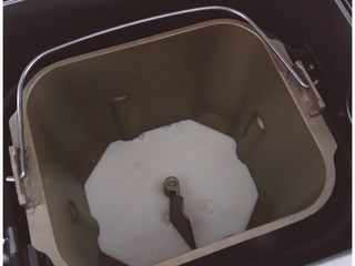 2、吉祥如意芝士料理餐包,除黄油，盐，外所有材料放入面包桶中，底层液体