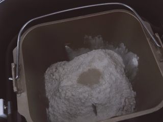 4、吉祥如意芝士料理餐包,酵母在面粉中间挖小坑埋住