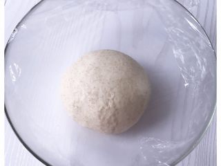 6、吉祥如意芝士料理餐包,揉好的面团取出，盖保鲜膜，室温发酵至2倍大