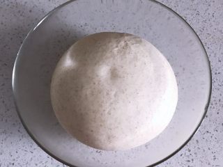 7、吉祥如意芝士料理餐包,发酵好的面团取出