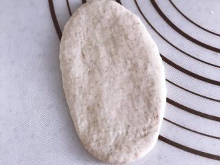 13、吉祥如意芝士料理餐包, 取一个松弛好的面团，擀扁