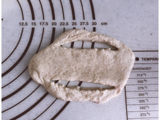 14、吉祥如意芝士料理餐包, 用刮板在面团两侧切各切开一道，边缘不要切断