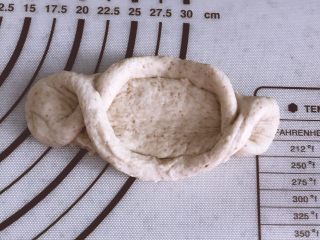 15、吉祥如意芝士料理餐包,两侧切开的面提起相互交叉。