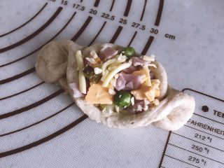 16、吉祥如意芝士料理餐包,放入调好的芝士馅。