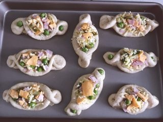 17、吉祥如意芝士料理餐包,放入烤盘在温度75%，湿度38度左右的环境中进行最后发酵。