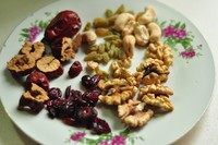 4、八宝饭,准备干果。枣去核,核桃去壳。