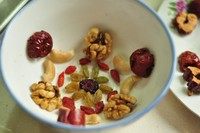 5、八宝饭,圆底碗内壁擦一层猪油,把干果摆进去摆出造型。