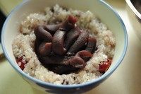 6、八宝饭,糯米饭舀进去压实,中间挖一个洞,挤入豆沙,手沾点水把豆沙压实。