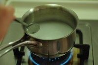 10、八宝饭,水中加淀粉少许、糖两勺,中小火熬煮芡汁。