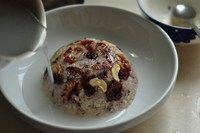 11、八宝饭,淋上热八宝饭,并且撒点桂花。