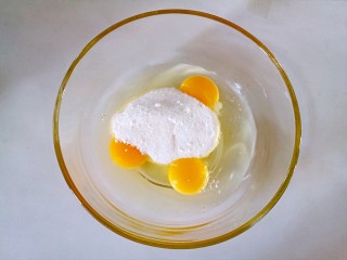 1、芒果千层蛋糕,鸡蛋打入大碗中，加入细砂糖。