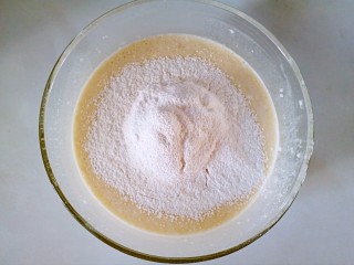 6、芒果千层蛋糕,要搅拌均匀后再筛入另一半。