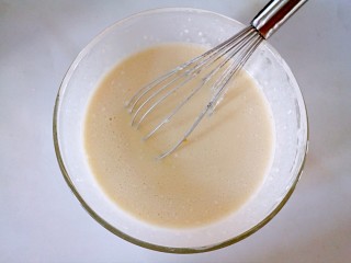 7、芒果千层蛋糕,搅打均匀。