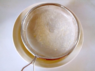 9、芒果千层蛋糕,将搅好的面糊过筛2至3次，筛掉粉粒和大气泡。