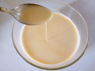 10、芒果千层蛋糕,筛过的面糊是很细腻的，稠度如图。