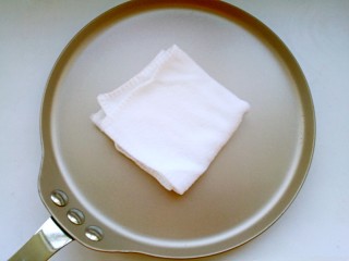 13、芒果千层蛋糕,用不沾平底锅煎饼，建议备个干净的湿布，烙完一张饼之后余温太高，如果直接倒面糊下去，会因为受热在中间定型成坨，就不是平滑均匀的饼了，所以烙完之后用湿布擦一下锅，快速降温，就可以很快烙下一张饼了，这样比湿布垫在锅底降温更快。