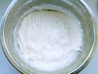 16、芒果千层蛋糕,淡奶油中加入糖粉打发至裱花状态。