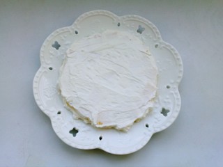 21、芒果千层蛋糕,再抹一层淡奶油，以增加稳定性。