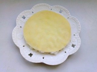 22、芒果千层蛋糕,再盖上一片饼皮。