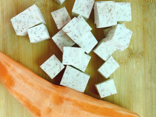 2、芋头西米露,芋头切小块