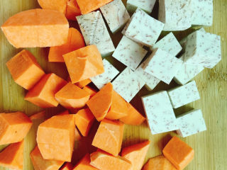 3、芋头西米露,红薯去皮后切成小块