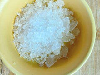 4、芋头西米露,准备好冰糖