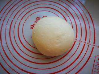 2、紫薯双色卷,取出面团用手在撒干粉的面板上反复揉压排气，不断的揉压，揉好后，切一刀切面基本无气孔，这样蒸出的馒头才会光滑。