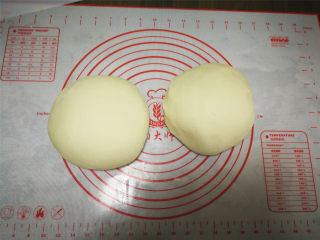 3、紫薯双色卷,平均分成两份