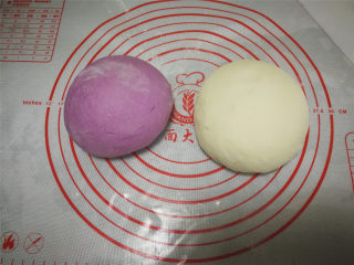 4、紫薯双色卷,取其中一份加入紫薯粉揉匀。每种颜色再分成两份。