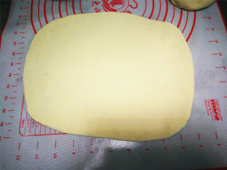 6、紫薯双色卷,取一份白色也擀成饼，想层次多点、个数多点就擀薄一点。