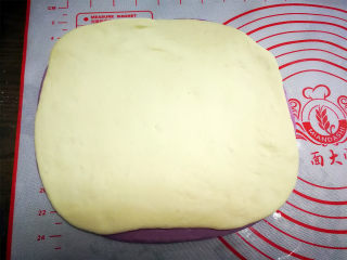 7、紫薯双色卷,白色饼盖到紫色饼上面，中间可以刷点水，为了更好的粘合。