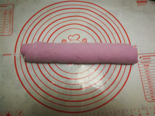8、紫薯双色卷,卷起来，卷紧一点。