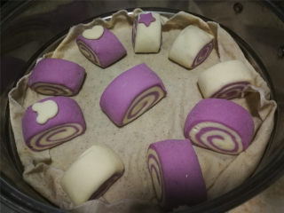 11、紫薯双色卷,室温醒发至面团饱满、光滑。冷水上锅，大火蒸20分钟，关火后闷5分钟再打开锅盖。