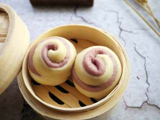 12、紫薯双色卷,两头切下的小花朵。